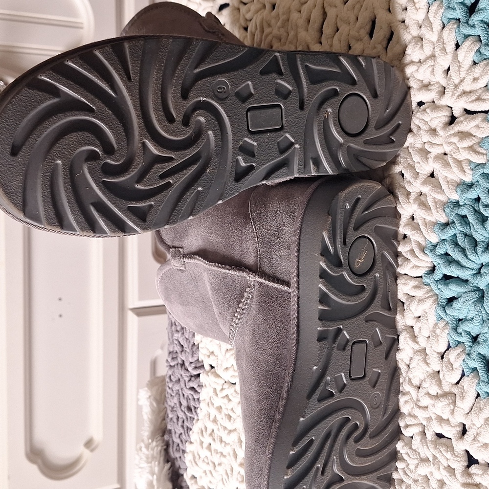 Boots - Picture 3 of 4